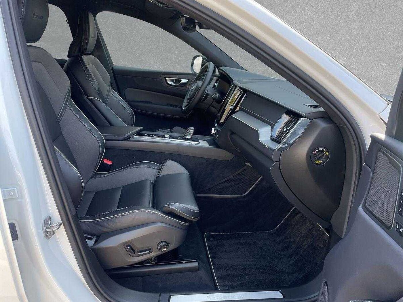 Volvo  XC60 T8 TWIN ENGINE AWD Automatikgetriebe (223+65kW/303+87PS) R-Design