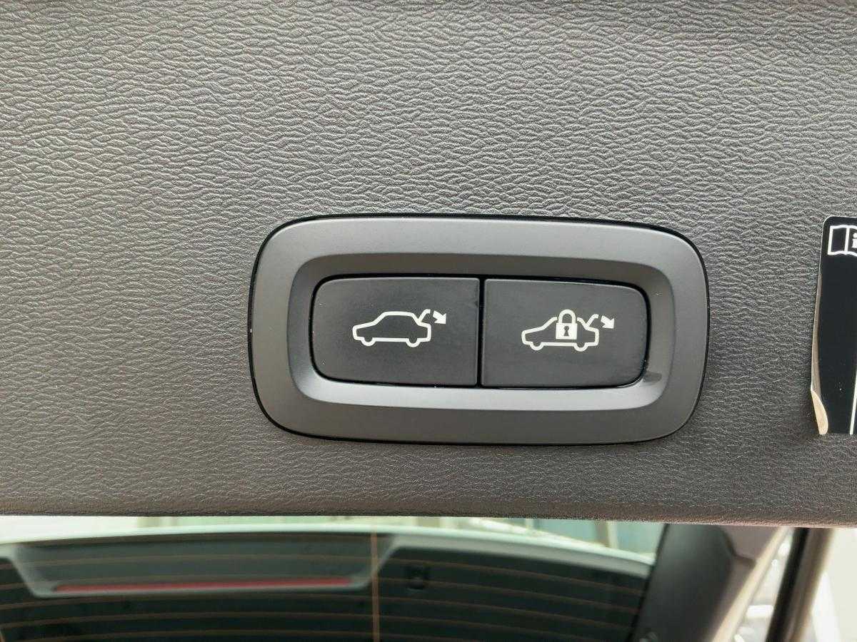 Volvo  XC40 Inscription, B4 Mild-Hybrid Benzin