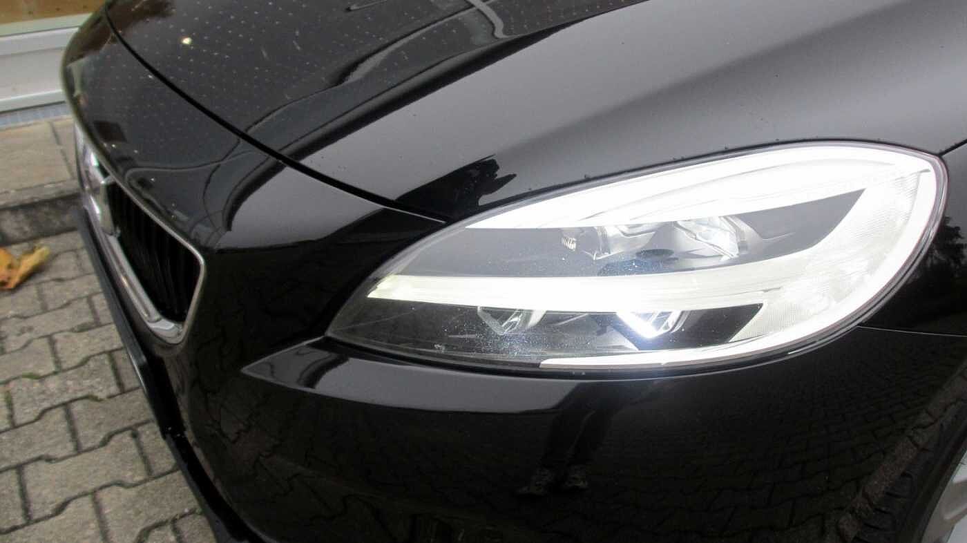 Volvo  D2 Momentum +LED+ECC+SHZ+KAM+PDC V/H+17'+GA