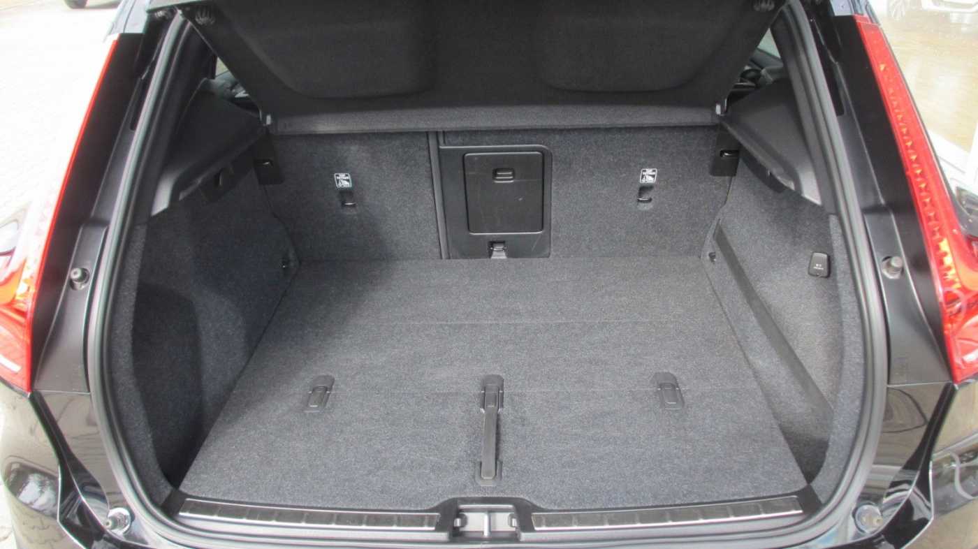 Volvo  B4 AWD R-Design +LED+ESITZ+ACC+BLIS+RFK+20'