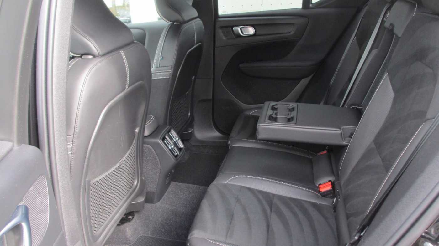 Volvo  B4 AWD R-Design +LED+ESITZ+ACC+BLIS+RFK+20'