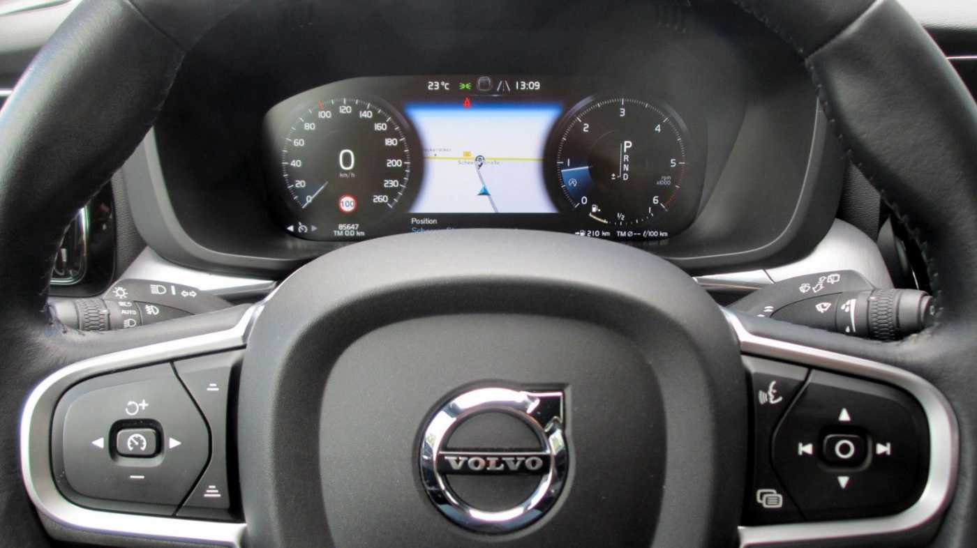 Volvo  D4 FWD Geartronic Momentum +LED+CD+KAM+BLIS