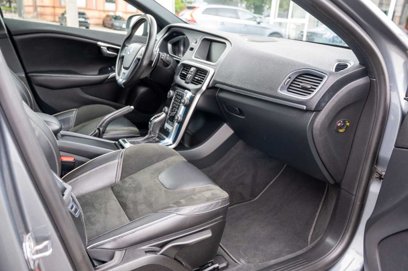 Volvo  T5 Momentum R-Design