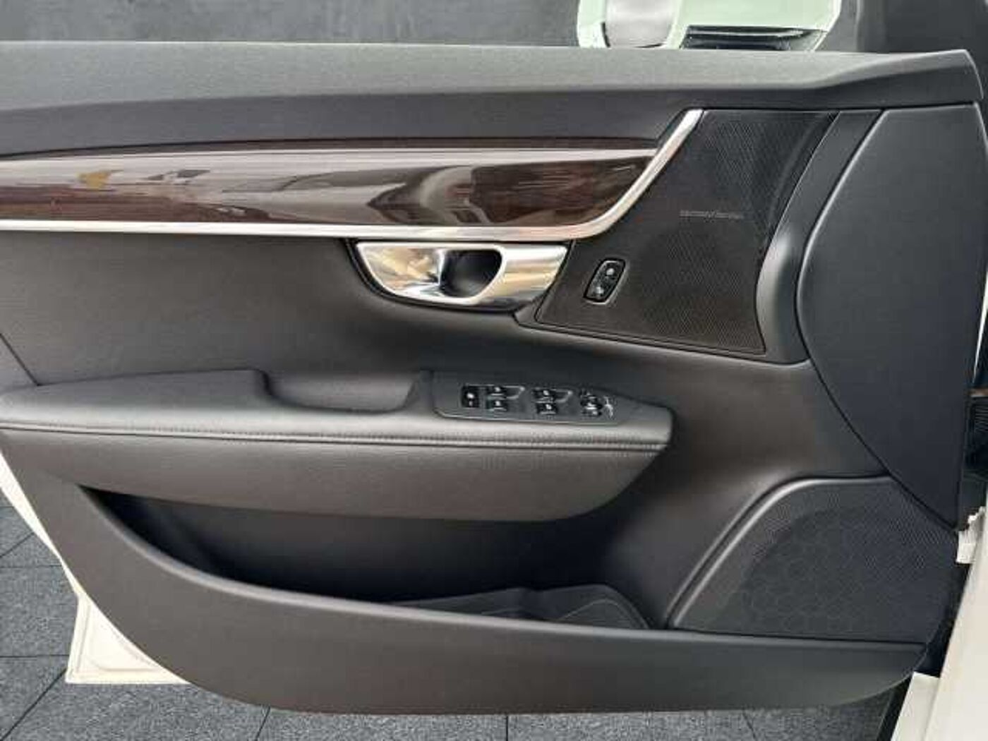 Volvo  D4 Momentum (EURO 6d-TEMP)(DPF) Klima Navi Leder