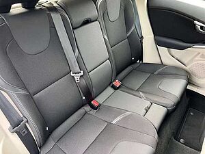 Volvo  D3 2.0l YOU! /SitzHZ/Navi/Tempomat/Klima/RFK