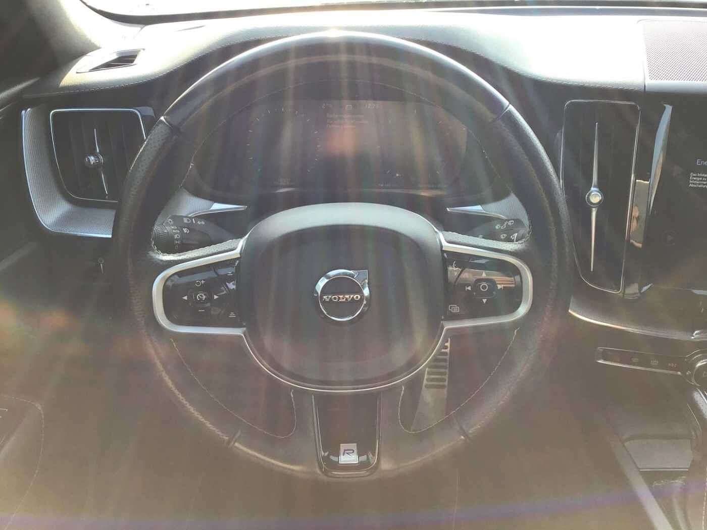 Volvo  D5 R-Design AWD Stdhzg. Navi HUD PanoDach