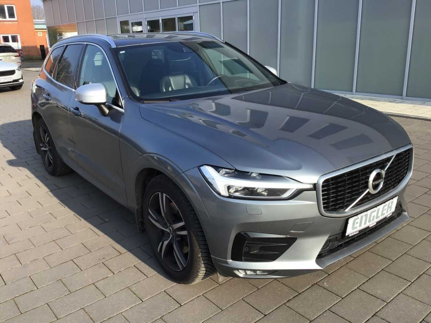 Volvo  D5 R-Design AWD Stdhzg. Navi HUD PanoDach