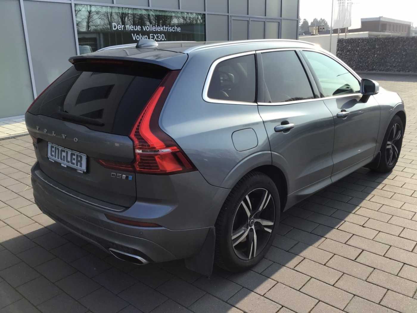 Volvo  D5 R-Design AWD Stdhzg. Navi HUD PanoDach