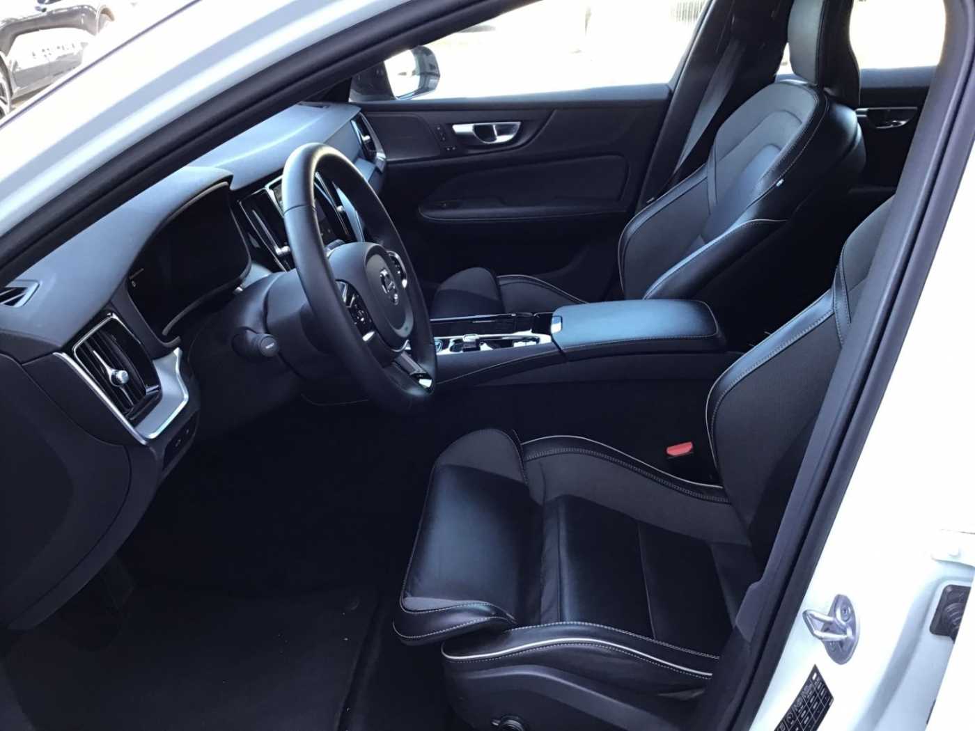 Volvo  T6 Plus Dark AWD Keyless Cam AHK