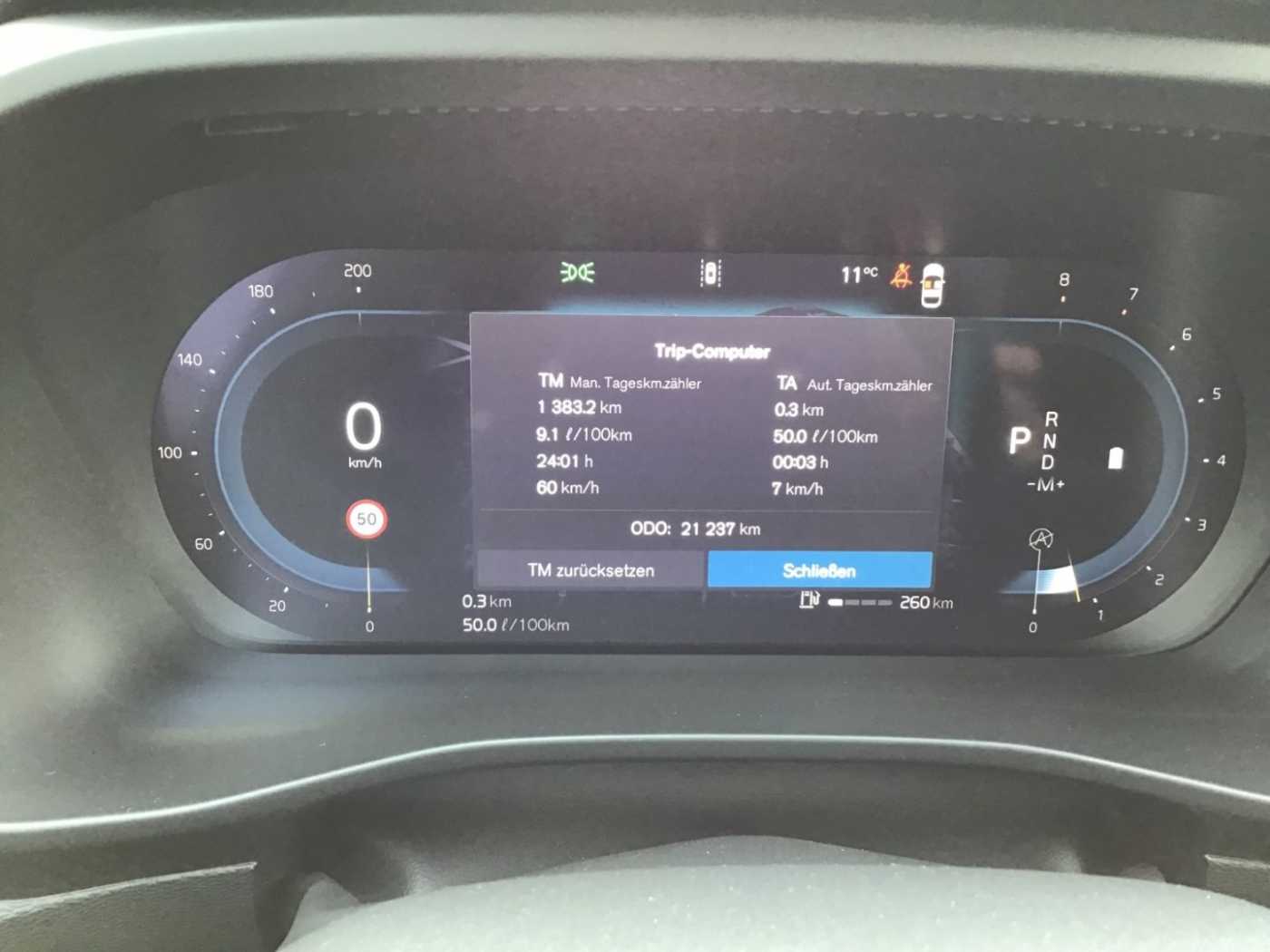 Volvo  B3 (Benzin) Plus Dark Keyless Navi Cam