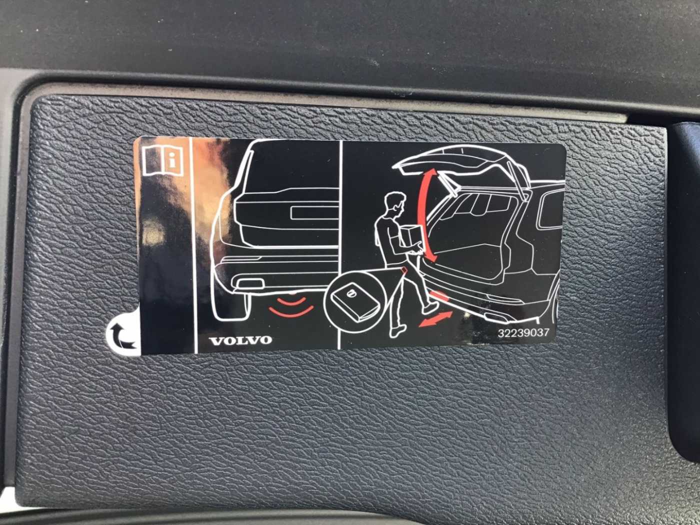 Volvo  T5 R-Design AWD Keyless AHK Navi 360°Cam