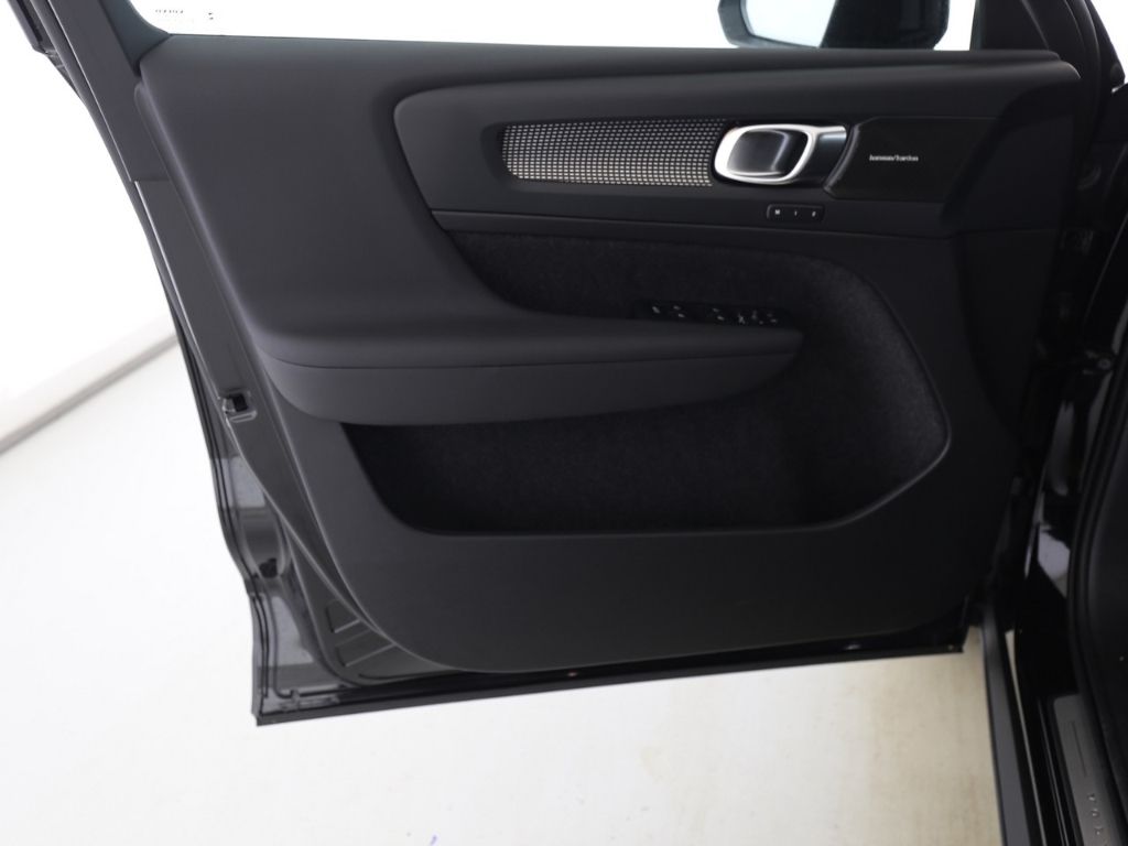 Volvo  B4 (Benzin) Ultra Dark PanoDach Keyless Cam