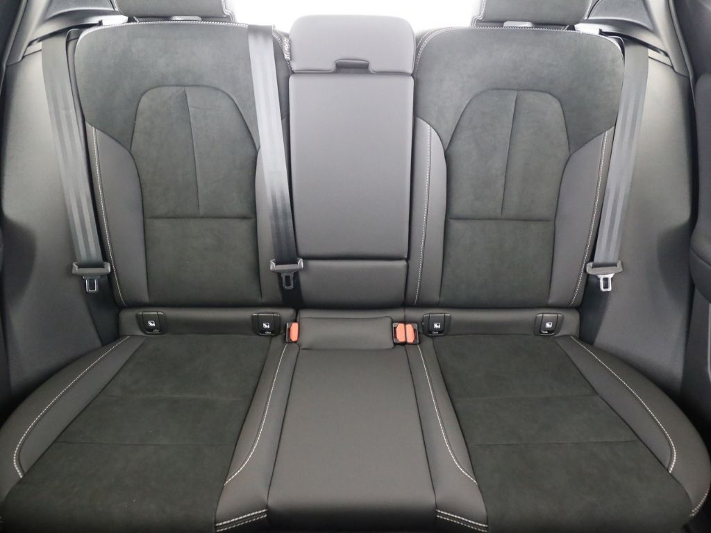 Volvo  B4 (Benzin) Ultra Dark PanoDach Keyless Cam