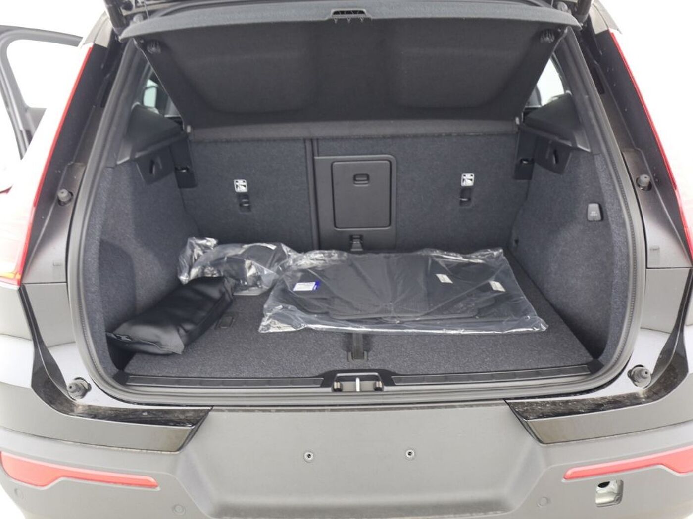 Volvo  B4 (Benzin) Ultra Dark PanoDach Keyless Cam