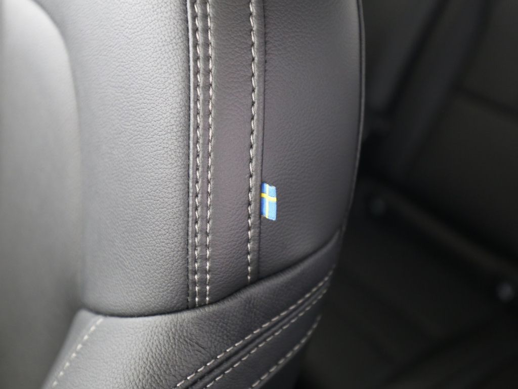 Volvo  B3 (Benzin) Plus Dark PanoDach Cam Leder
