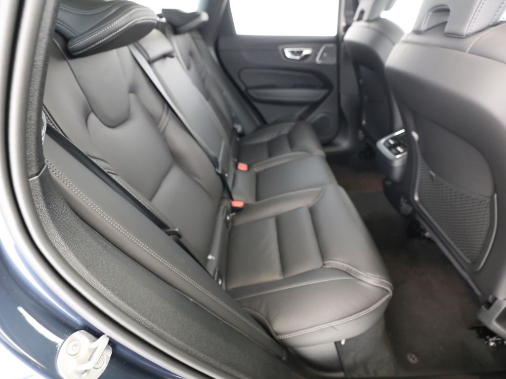 Volvo  B5 (Benzin) Ultra Dark AWD PanoDach Leder