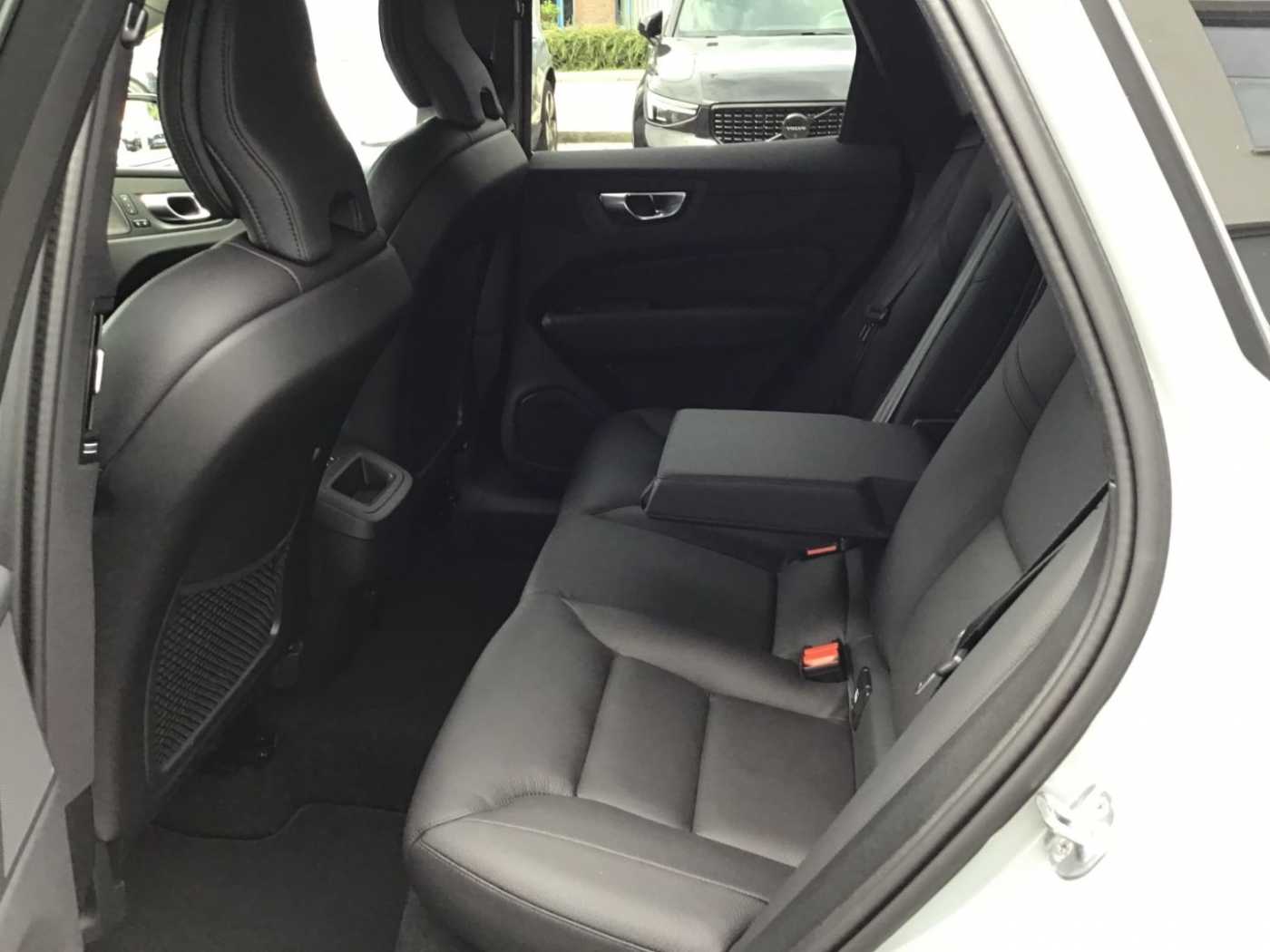 Volvo  B4 (Diesel) Plus Dark 360° Cam Navi Leder