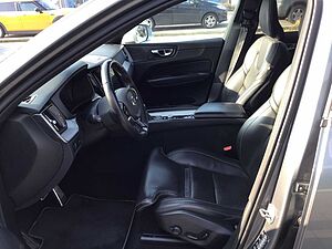 Volvo  D5 R-Design AWD Stdhzg. Navi HUD PanoDach