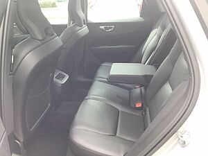 Volvo  B4 (Benzin) Plus Dark PanoDach Leder Allwet