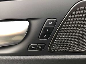 Volvo  B4 (Diesel) Plus Dark 360° Cam Navi Leder