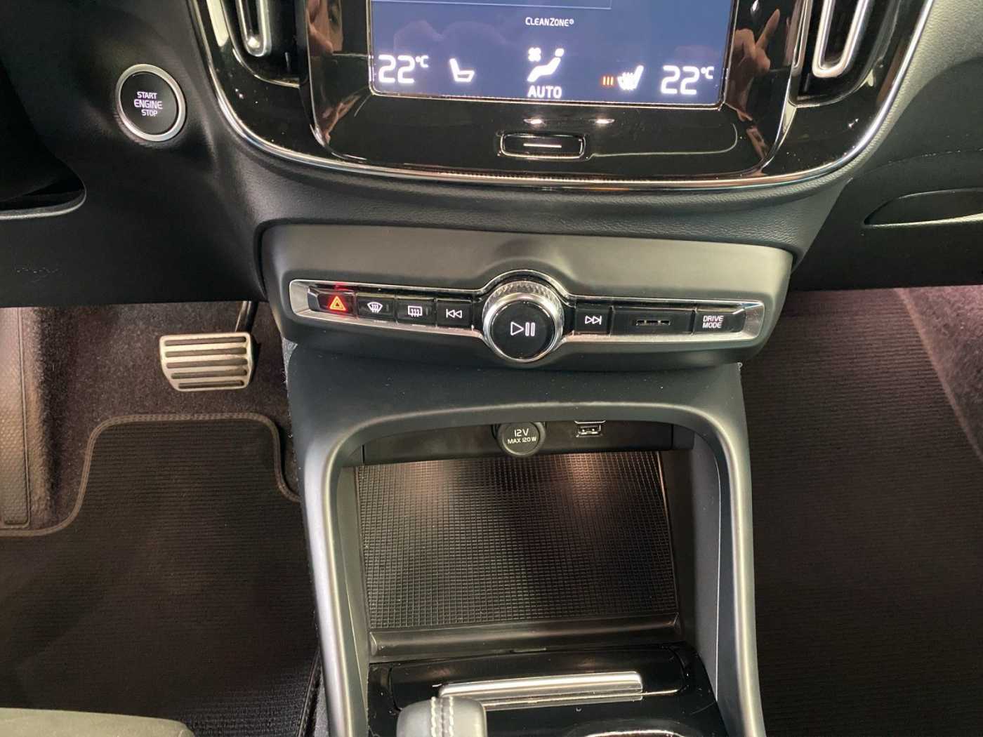 Volvo  T3- R Design AHK AUT Kam. Navi Virtual LED