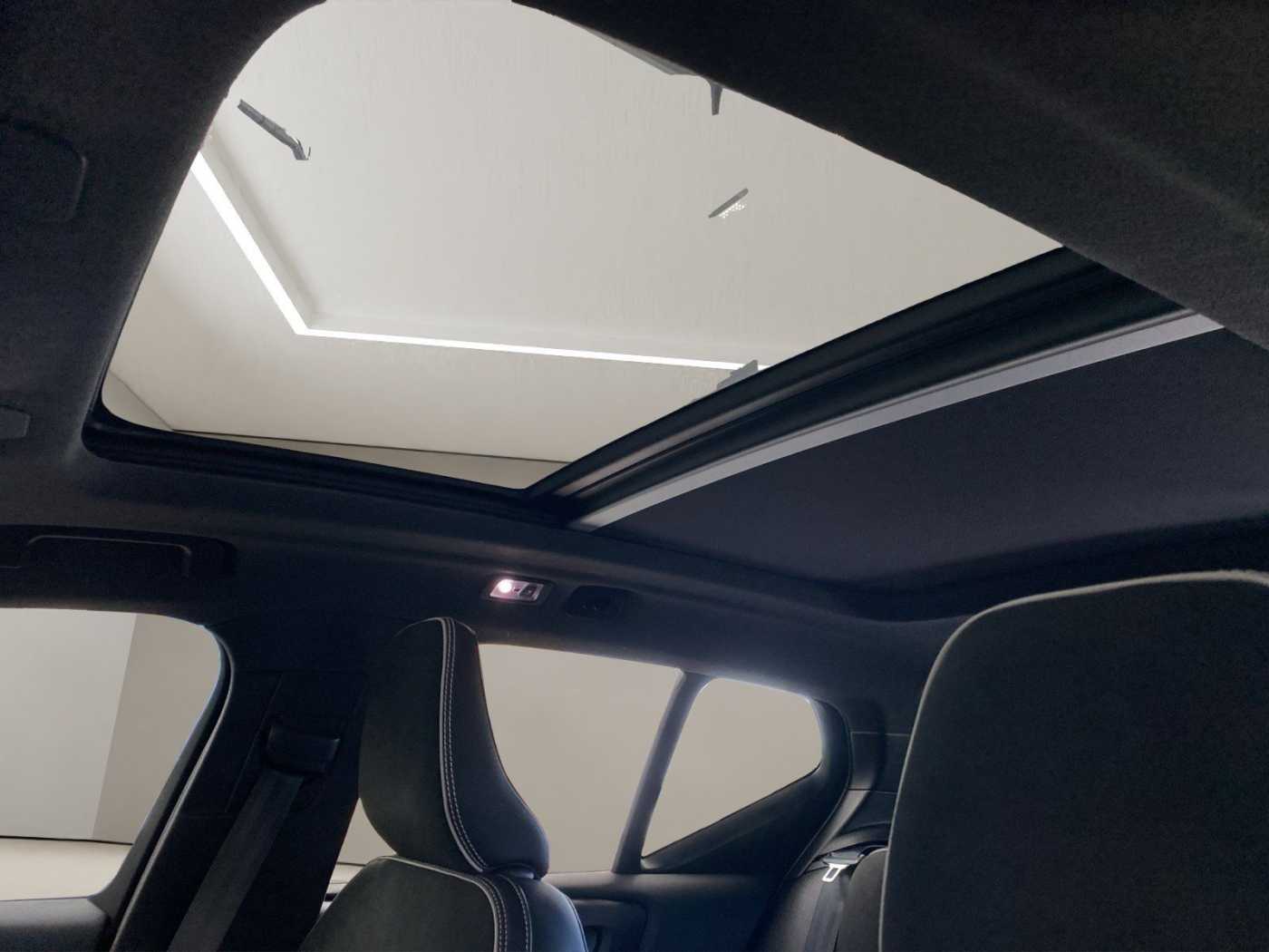Volvo  T3- R Design AHK AUT Kam. Navi Virtual LED