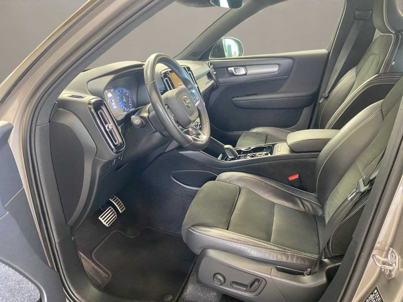 Volvo  T3- R Design AHK AUT Kam. Navi Virtual LED