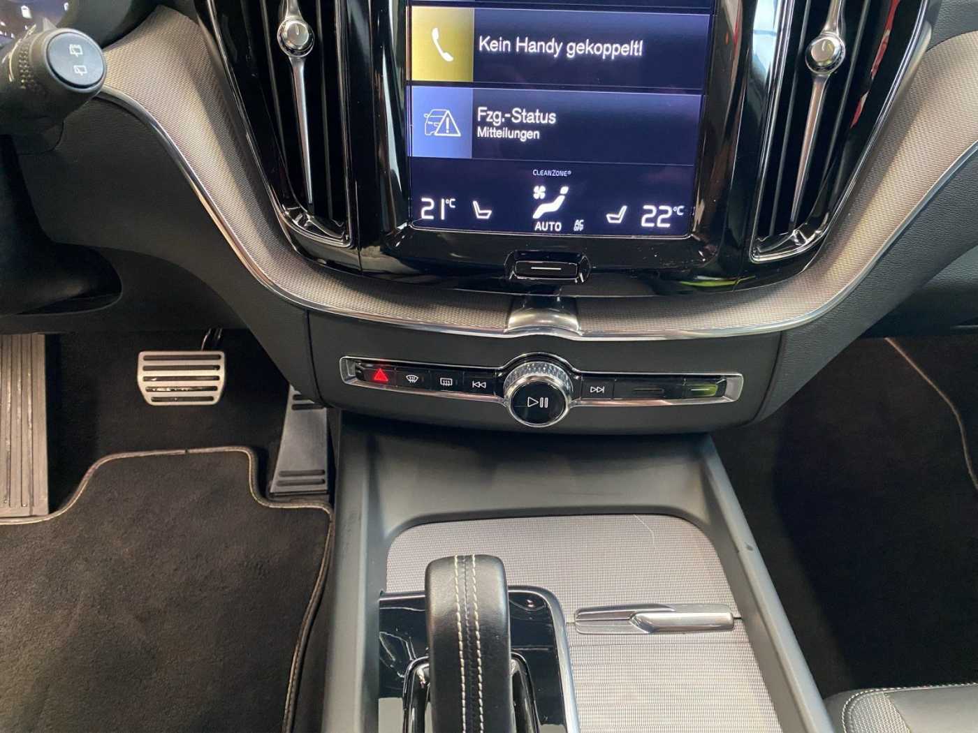 Volvo  B4 (Diesel)- R Design ACC AUT Kam. Navi 360