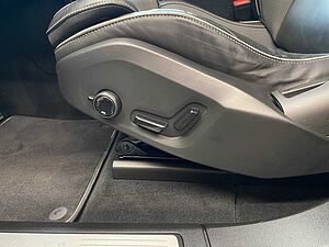 Volvo  B4 (Diesel)- R Design ACC AUT Kam. Navi 360