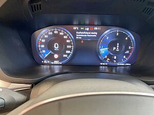 Volvo  B4 (Diesel)- R Design ACC AUT Kam. Navi 360