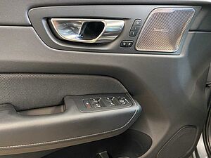 Volvo  B4 (Diesel)- R Design ACC AUT Kam. Navi 360