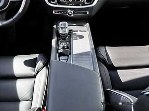 Volvo  Plus Dark B5 AWD Benzin Harman&Kardon+Lenkradhzg. +360Grad*Kamera+Pano+Standhzg.