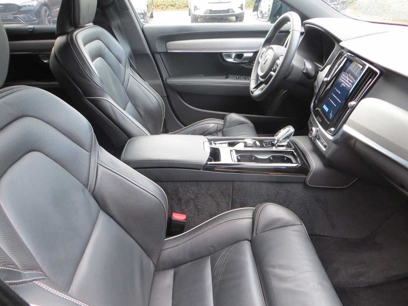Volvo  T6 AWD Recharge Plus Dark AHK