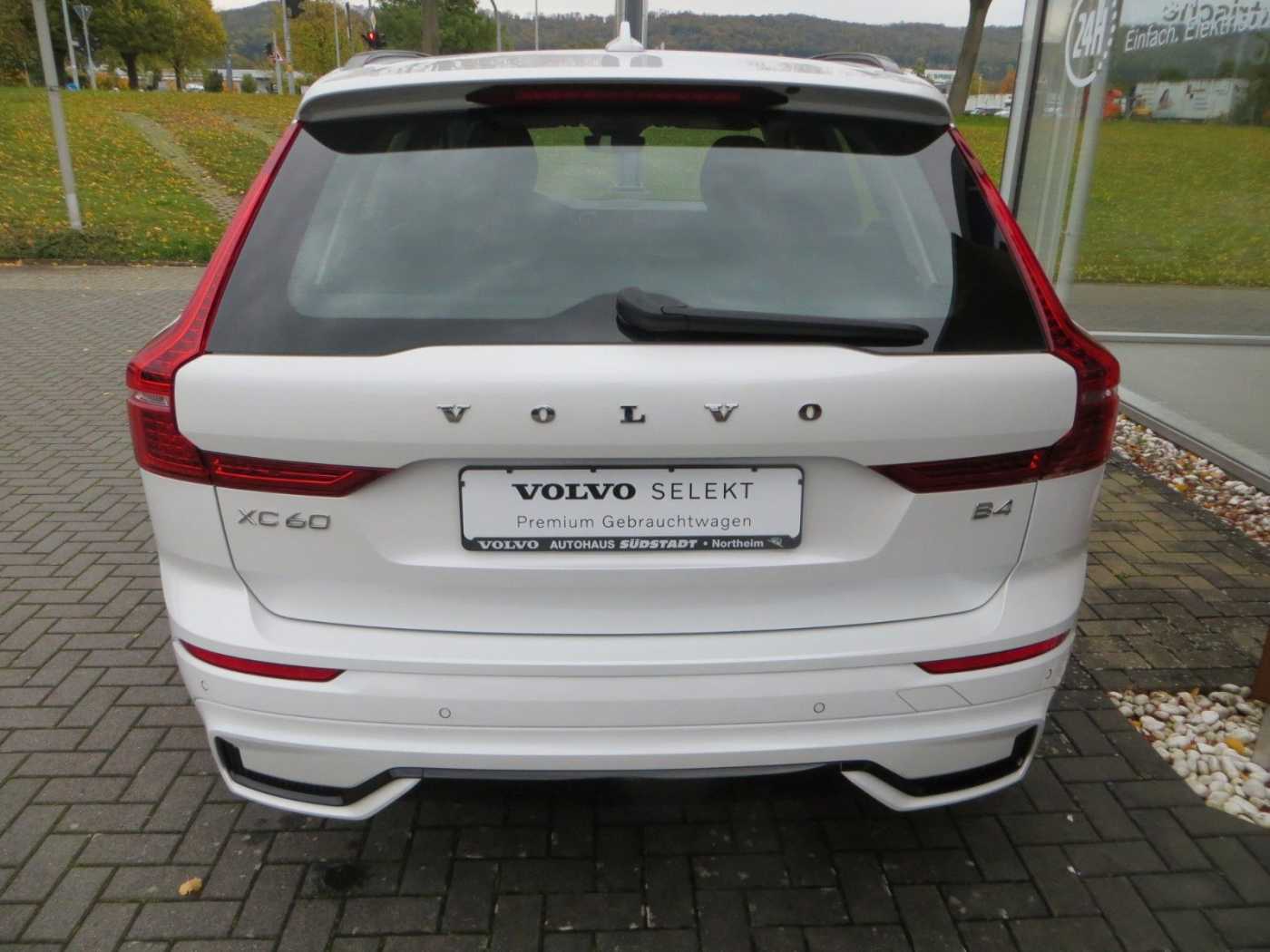 Volvo  B4 Plus Dark Auto FSH AHK