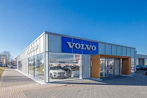 Volvo  B4 Plus Dark Auto FSH AHK