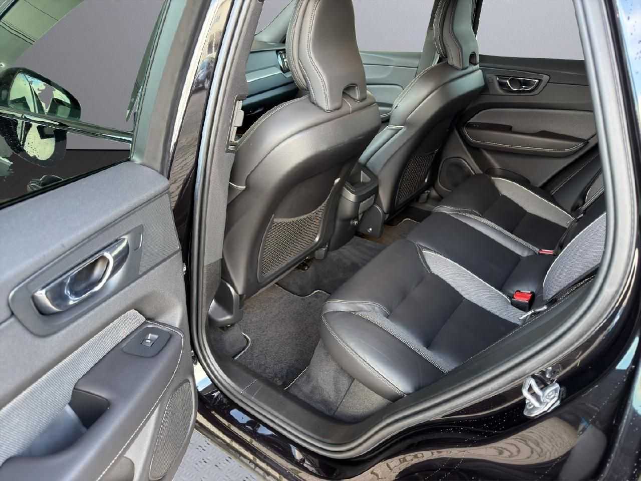 Volvo  R Design 2WD *AHK* Licht Paket* Standheizun
