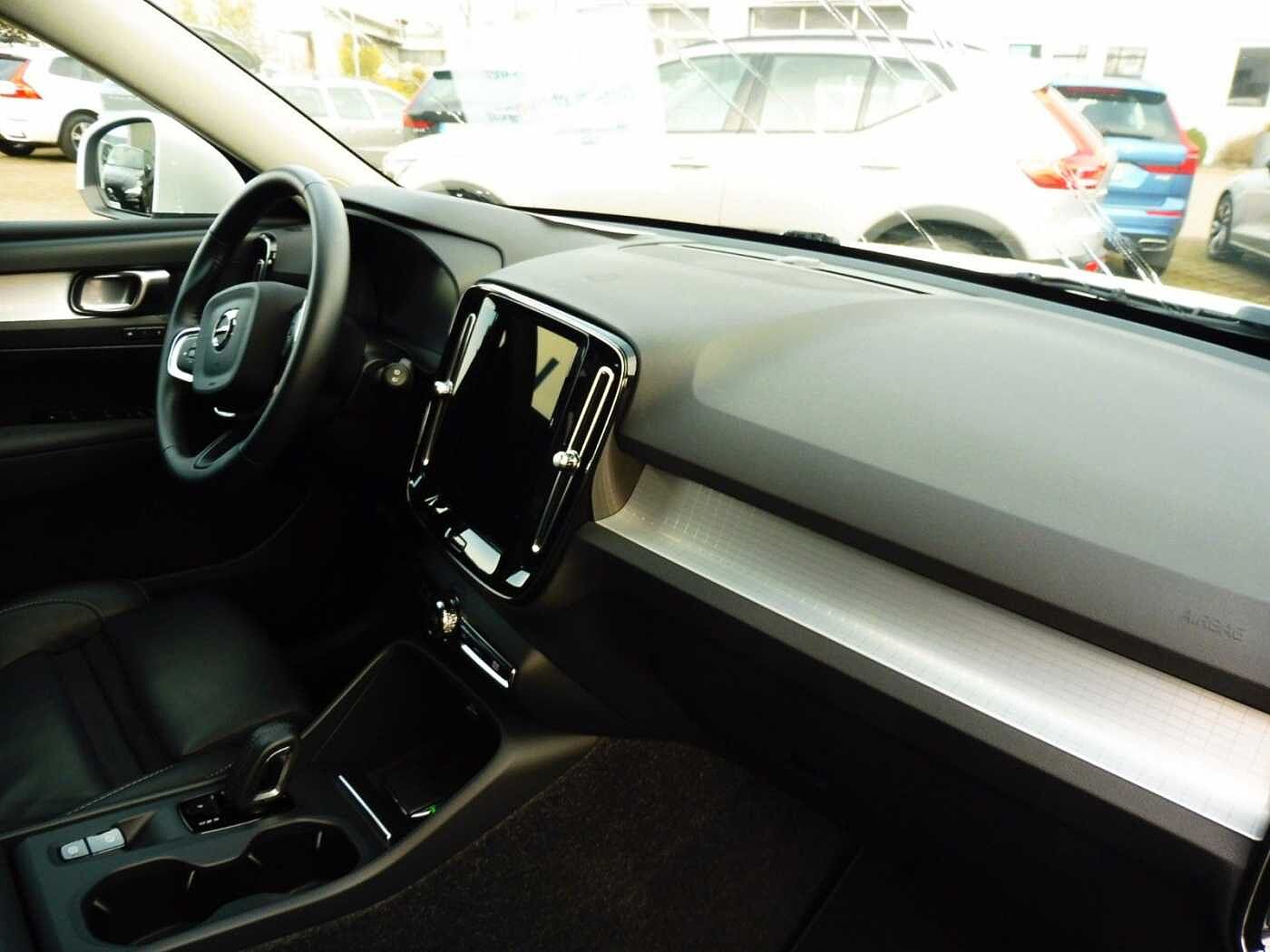 Volvo  B4 Momentum Pro AWD