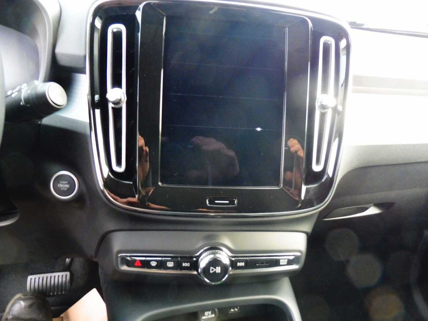 Volvo  B4 Momentum Pro AWD