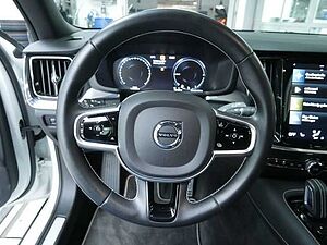 Volvo  T8 AWD Twin Engine R-Design SHZ AHK LED 360