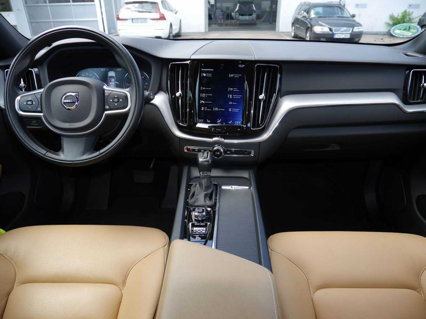 Volvo  D5 AWD Momentum LEDER NAVI LED W-LAN EU6