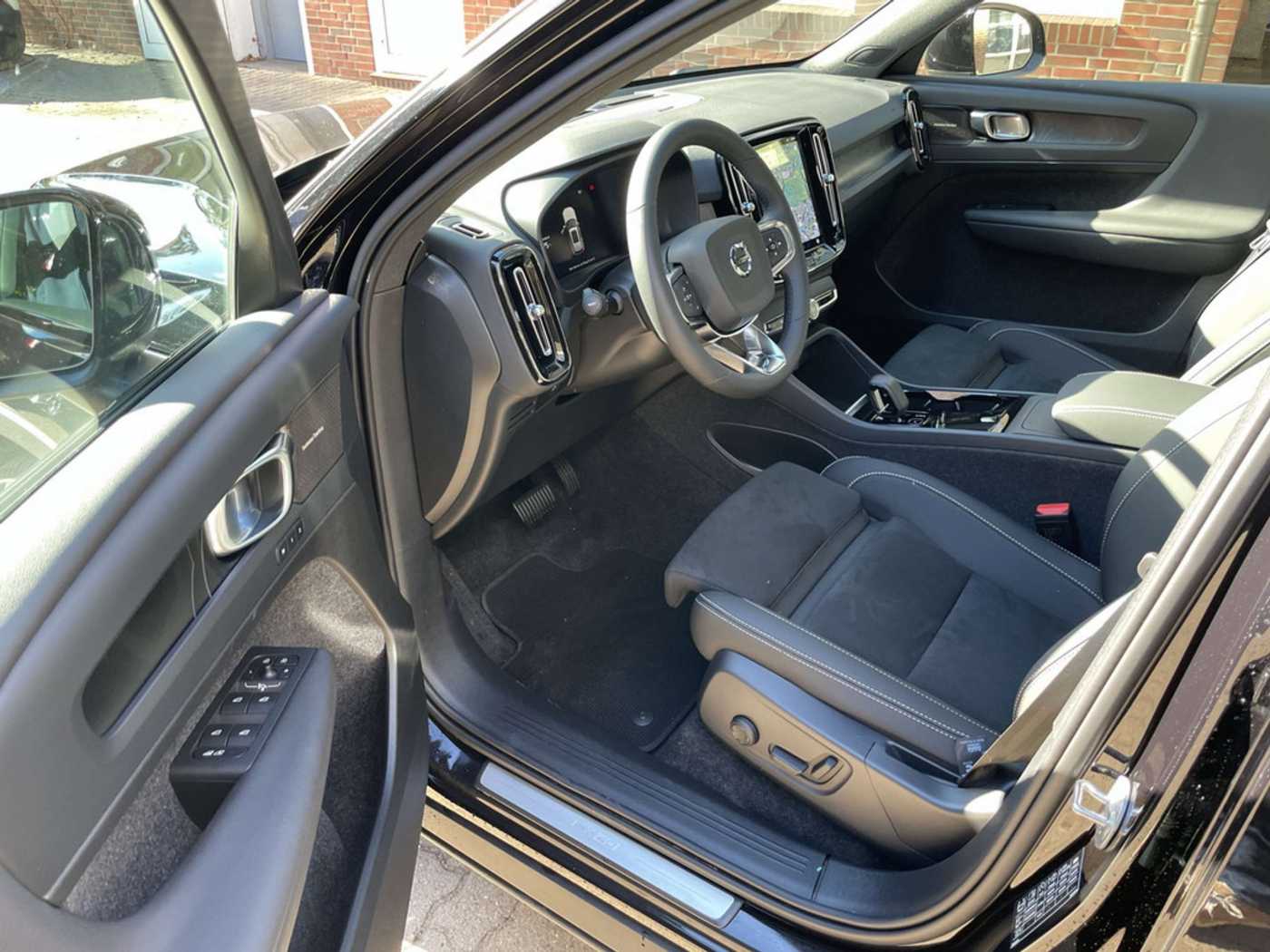 Volvo  Twin Motor AWD Ultra Black Edition