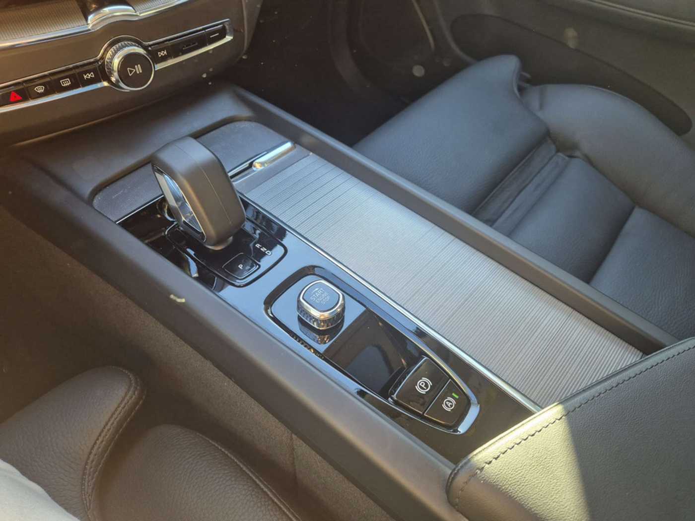 Volvo  T6 AWD Recharge Plug-In Hybrid Plus Dark