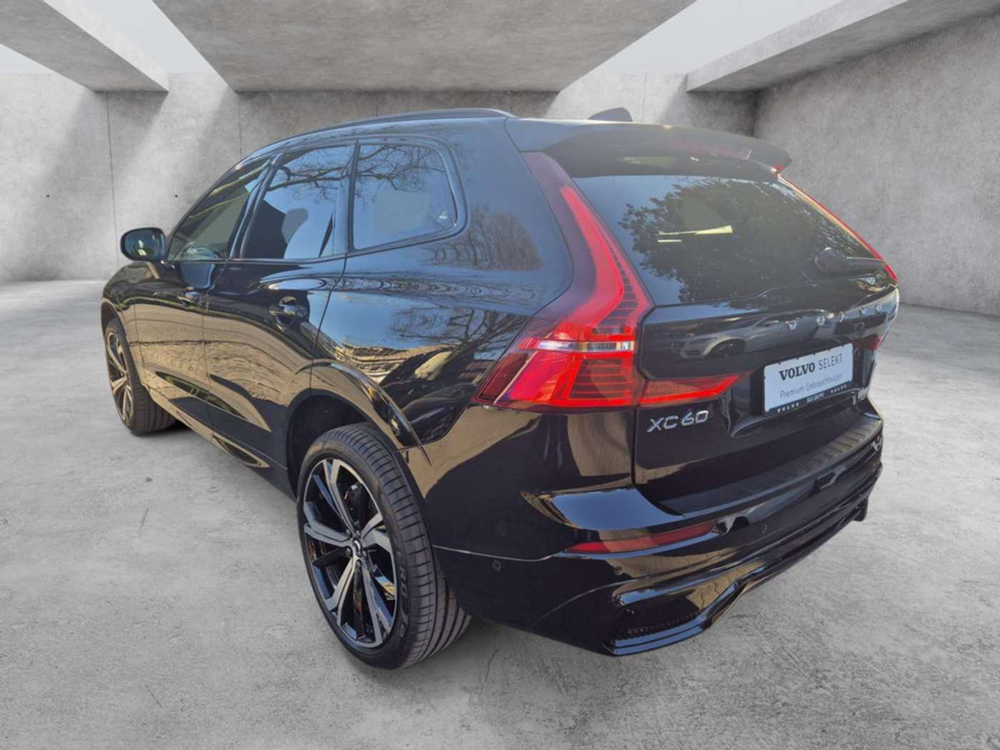 Volvo  T6 AWD Recharge Plug-In Hybrid Plus Dark