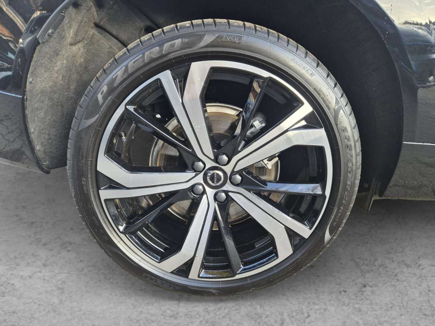 Volvo  T8 AWD Recharge Plug-In Hybrid Ultra Dark