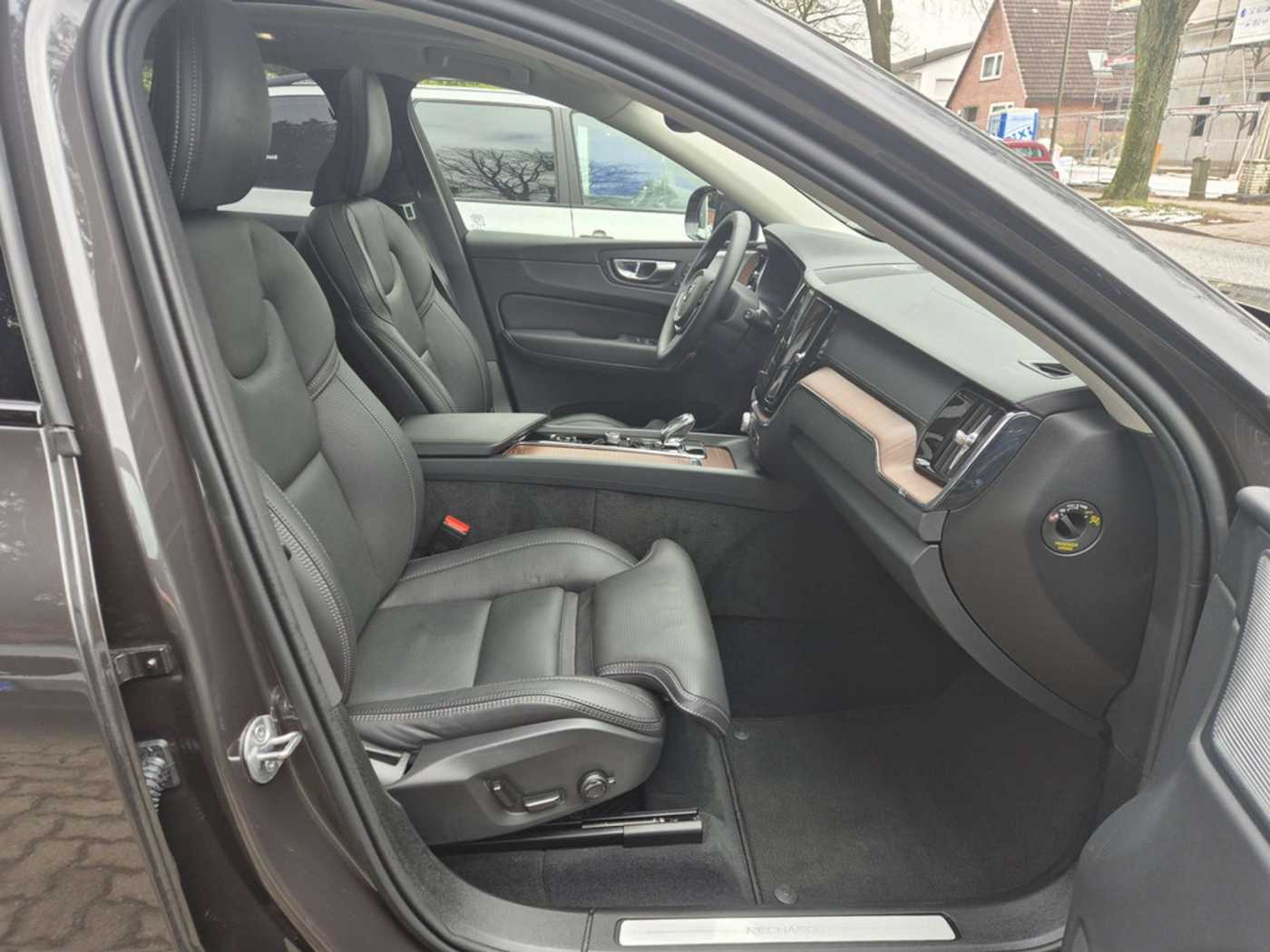 Volvo  T8 AWD Recharge Plug-In Hybrid Ultra Dark