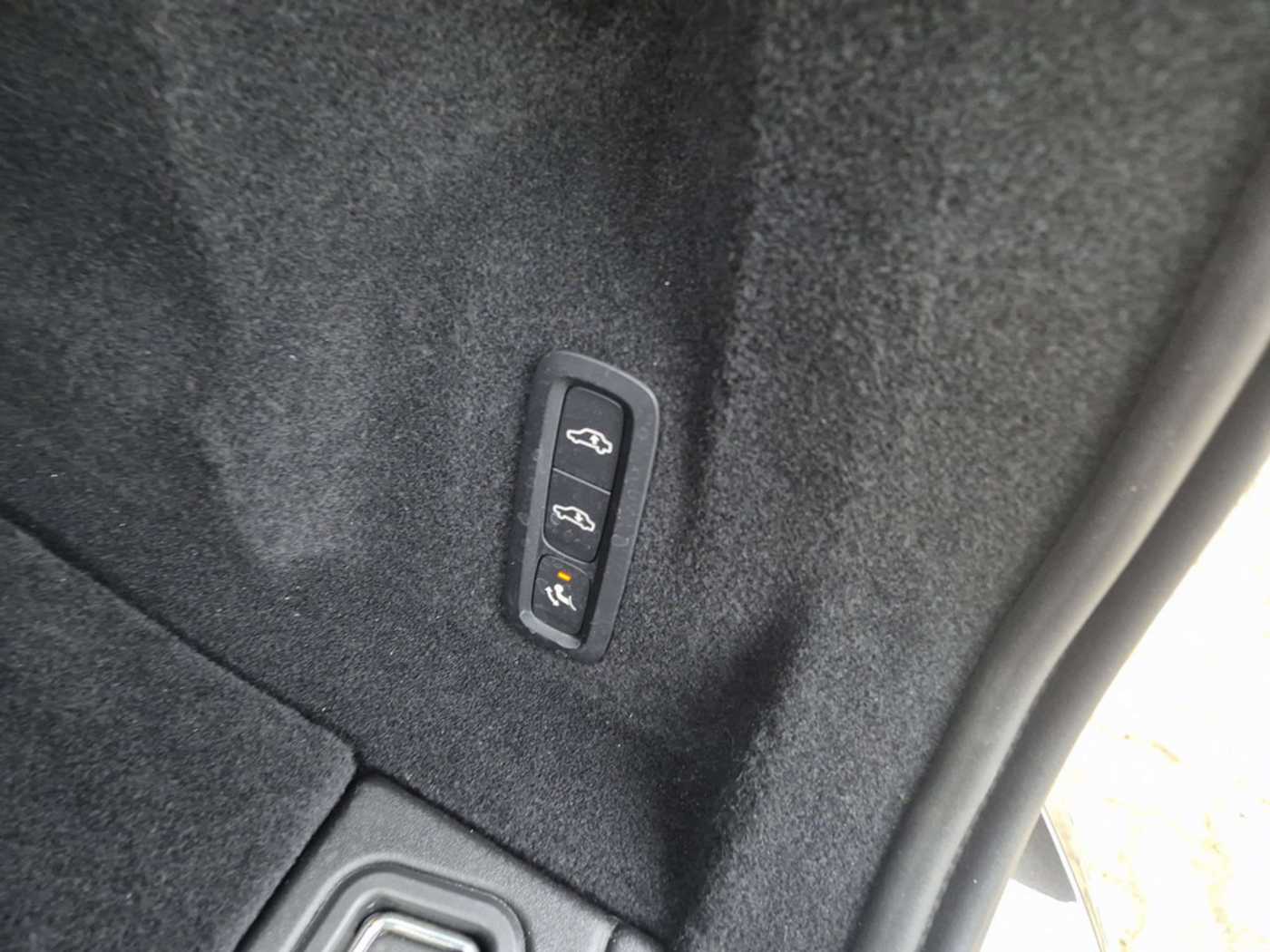 Volvo  T8 AWD Recharge Plug-In Hybrid Ultra Dark