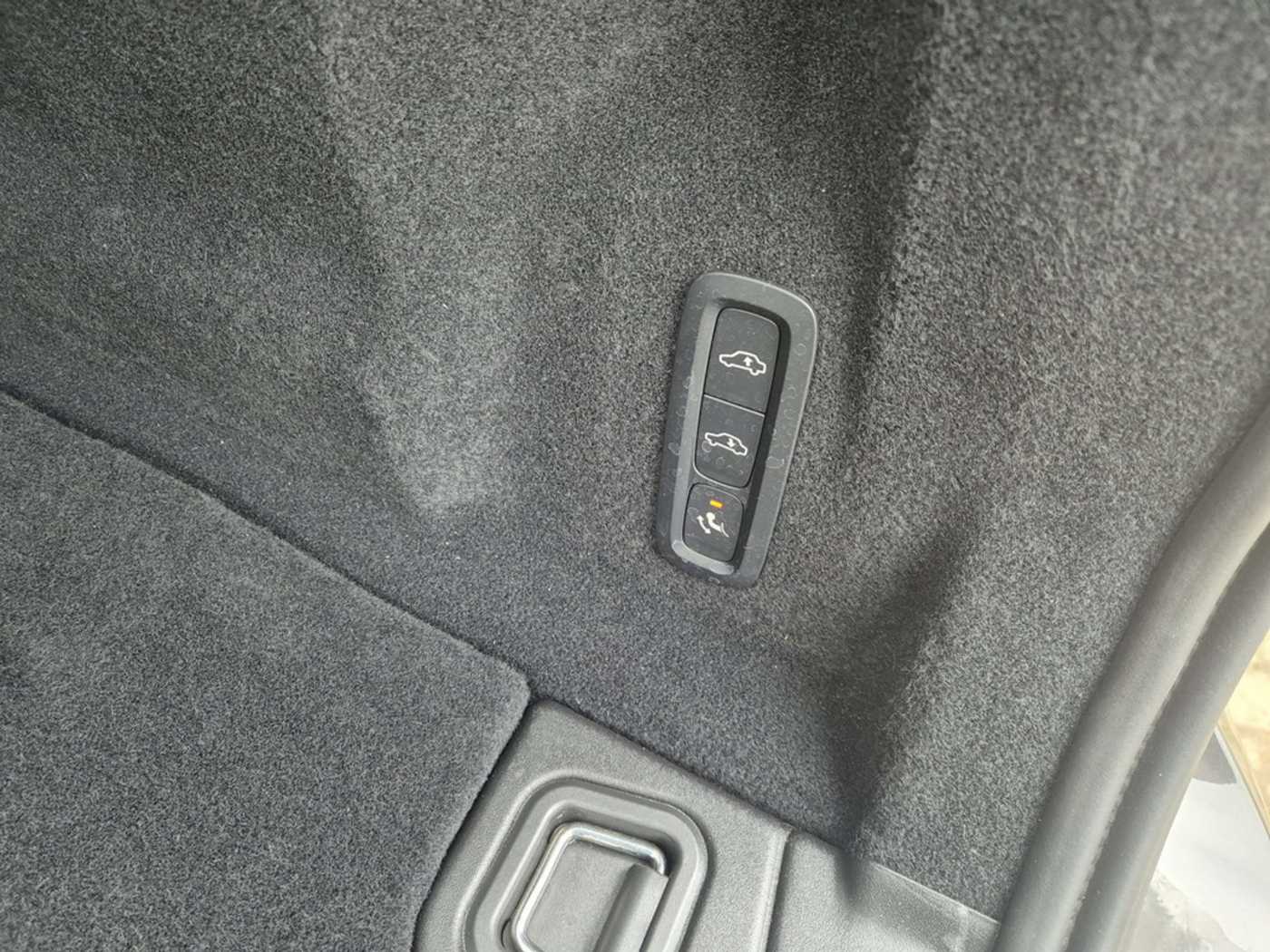 Volvo  T8 AWD Recharge Plug-In Hybrid Ultra Dark