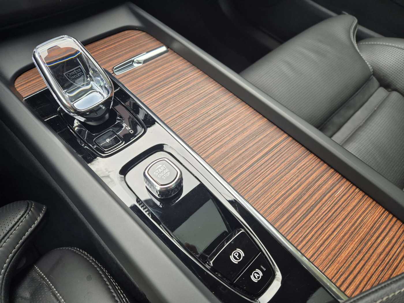 Volvo  T8 AWD Recharge Plug-In Hybrid Ultra Dark