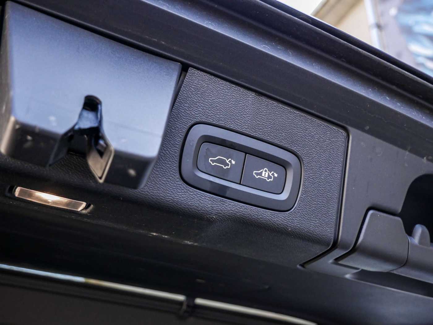 Volvo  T8 Recharge Plus Dark Plug-In Hybrid AWD