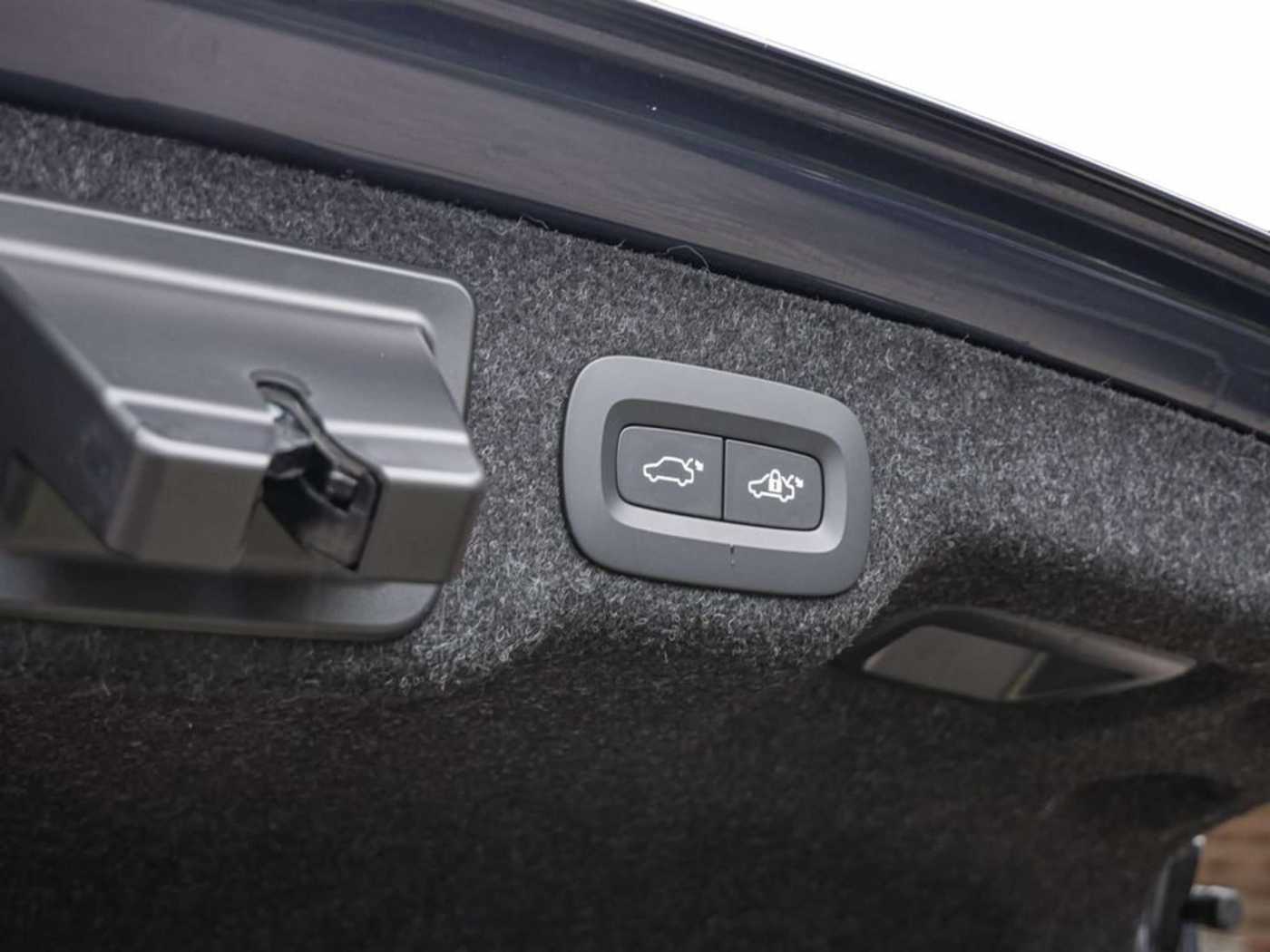 Volvo  T8 Ultimate Dark Recharge Plug-In Hybrid AWD